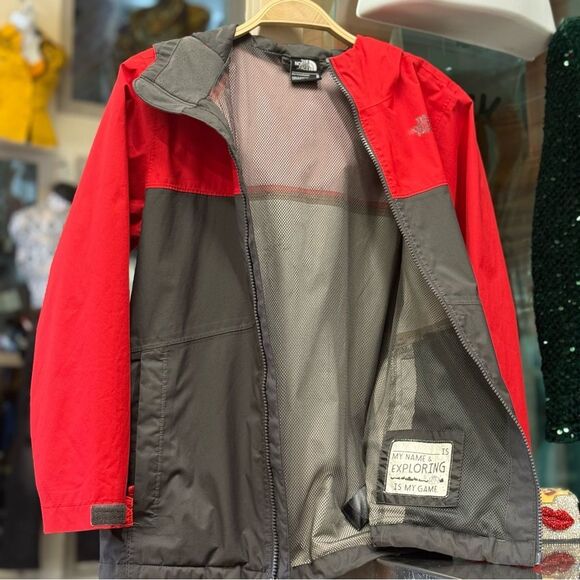 THE NORTH FACE BOYS’ HOODED JACKET – RED & GRAY – SIZE MEDIUM (10/12) - Picture 10 of 17